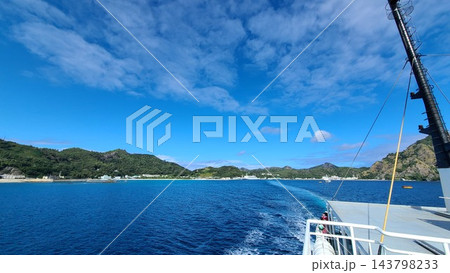 ははじま丸から見た父島・二見港 143798233