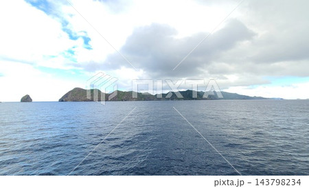 大海原に浮かぶ母島 大海原に浮かぶ母島 143798234