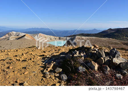 白根山から湯釜と榛名山の眺め 143798467