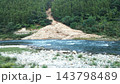 大雨被害による山の斜面崩壊と河川沿いに堆積した土砂・流木 143798489