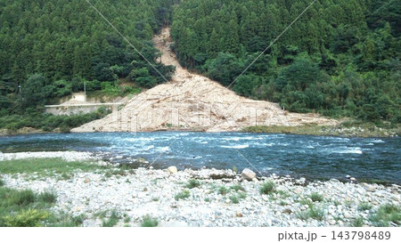 大雨被害による山の斜面崩壊と河川沿いに堆積した土砂・流木 143798489