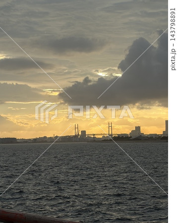 船上から望む夕暮れの海と大橋 に灯りがともるひととき 143798891