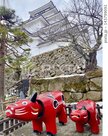 福島県会津若松市 鶴ヶ城の石垣と赤べこ 福島県会津若松市 鶴ヶ城の石垣と赤べこ 143799091