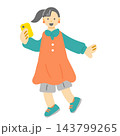 スマホを持つ笑顔の10代の女の子　カラフルで楽しいフラットイラスト 143799265