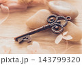 アンティークな鍵とドライフラワー 143799320
