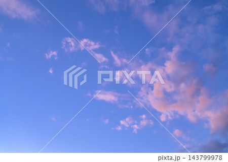 横浜の冬空に広がるピンク色の夕焼け雲 横浜の冬空に広がるピンク色の夕焼け雲 143799978