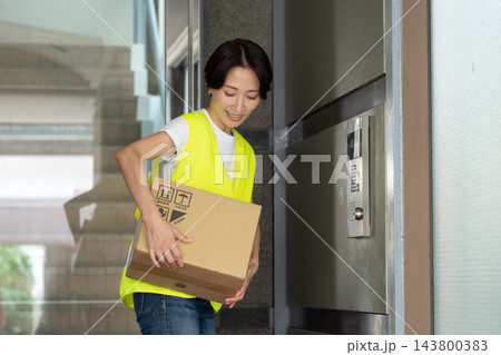 配達員 女性 配達員 女性 143800383