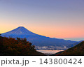 天下茶屋から望む、夜明けの紅の空 143800424