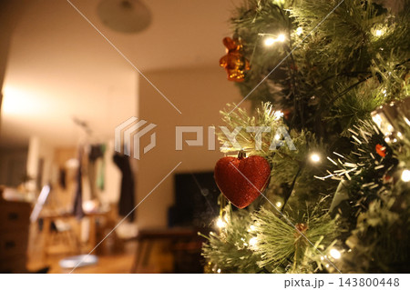 家庭のクリスマスツリーに飾られたオーナメント 143800448
