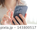 スマートフォンを使う女性 143800517