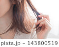 女性の髪、ヘアケアイメージ 143800519