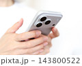 スマホを使う女性の手元　SNSイメージ 143800522