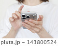 スマホを使う女性の手元 143800524