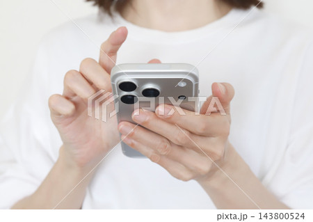 スマホを使う女性の手元 スマホを使う女性の手元 143800524