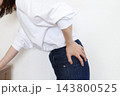 腰痛で腰を押さえる女性 143800525