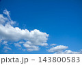 白い雲が浮かぶ爽やかな青空 143800583