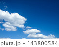 白い雲が浮かぶ爽やかな青空 143800584