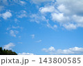 白い雲が浮かぶ爽やかな青空 143800585