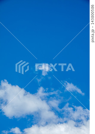 白い雲が浮かぶ爽やかな青空 白い雲が浮かぶ爽やかな青空 143800586