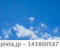 白い雲が浮かぶ爽やかな青空 143800587