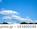 白い雲が浮かぶ爽やかな青空 143800588