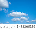 白い雲が浮かぶ爽やかな青空 143800589