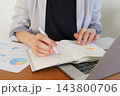 手帳を確認するビジネスウーマン 143800706