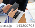 パソコンとスマホを使う手元 143800708