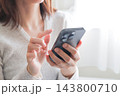 スマートフォンを使う女性 143800710