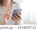 スマートフォンを使う女性 143800712