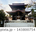 夕日を背にした神社 143800754