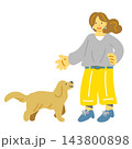 屋外で愛犬と遊ぶ女性　カラフルで楽しい手描きのフラットイラスト 143800898