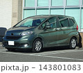 駐車場に並ぶ乗用車 143801083