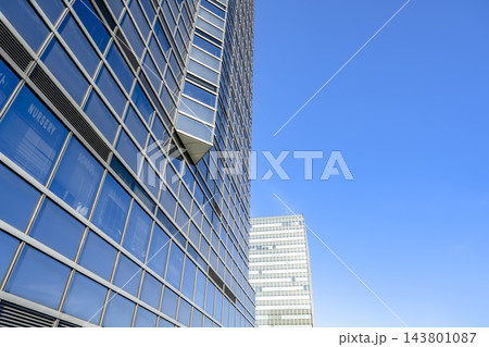 東京ビッグサイト駅前の高層ビルと青空 東京ビッグサイト駅前の高層ビルと青空 143801087