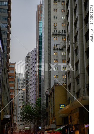 香港　高層マンションによる日常風景　 143801278