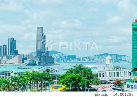 香港　高層マンションによる日常風景　 143801289