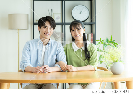 家でくつろぐ若いカップル 143801421