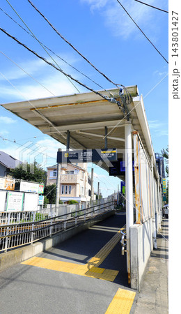 東急世田谷線の上町駅、下高井戸方面ホームとその出入口 東急世田谷線の上町駅、下高井戸方面ホームとその出入口 143801427