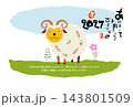 草原の上で新年の挨拶をする可愛いひつじ 143801509