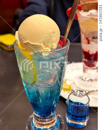 ブルーハワイ味クリームソーダ ブルーハワイ味クリームソーダ 143801581