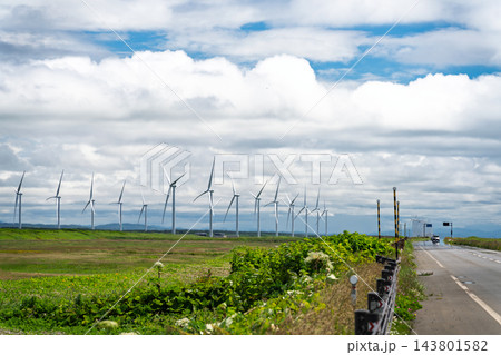 夏のオロロンラインとオトンルイ風力発電所 北海道幌延町 143801582