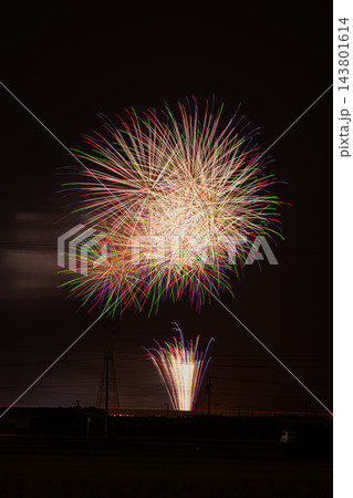 夏の夜空を彩る色鮮やかな打ち上げ花火：森町納涼花火大会の風景（縦位置・2:3）(静岡県) 143801614