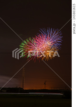 夜空に広がる色鮮やかな大輪の打ち上げ花火:森町納涼花火大会の風景(縦位置・2:3)(静岡県) 夜空に広がる色鮮やかな大輪の打ち上げ花火:森町納涼花火大会の風景(縦位置・2:3)(静岡県) 143801615