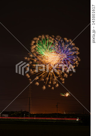 夜空にきらめく芸術的な千輪と大輪の打ち上げ花火:森町納涼花火大会の風景(縦位置・2:3)(静岡県) 夜空にきらめく芸術的な千輪と大輪の打ち上げ花火:森町納涼花火大会の風景(縦位置・2:3)(静岡県) 143801617