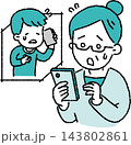 家族の泣きつきの電話に驚き焦るシニア女性のイラスト 143802861