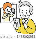 家族の泣きつきの電話に驚き焦るシニア男性のイラスト 143802863