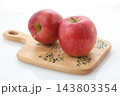 林檎ジョナゴールド2個ののったカットボード 143803354