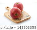 林檎ジョナゴールド2個ののったカットボード 143803355