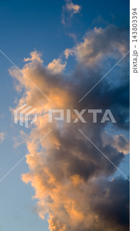 夕空素材（縦構図） 143803394