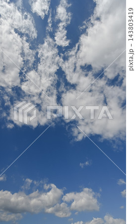 雲多き空(縦構図) 雲多き空(縦構図) 143803419
